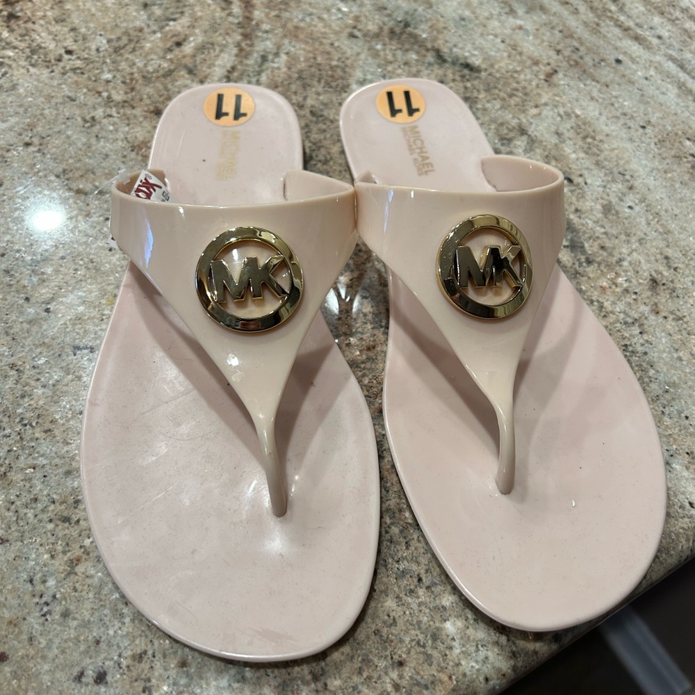 Michael kors flip flops sandals shoes nwt size 11 rubber shoes new tan cream
